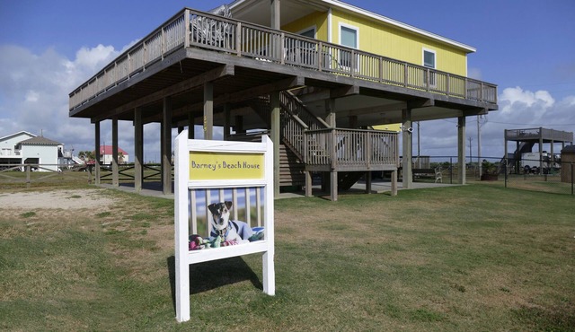 Barney's Beach House - Ocean Front Fenced in yard for dogs