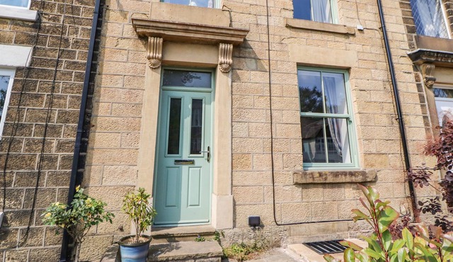 BARNEY'S HIDEAWAY, pet friendly, with open fire in Glossop