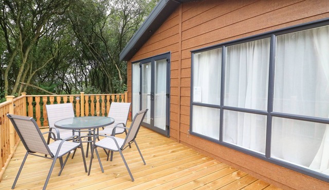 BARNEY'S RETREAT, pet friendly, luxury holiday cottage in Carnforth