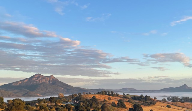 Barney Views Cottage. Stunning mountain views! Cosy woodfire & outdoor firepit!