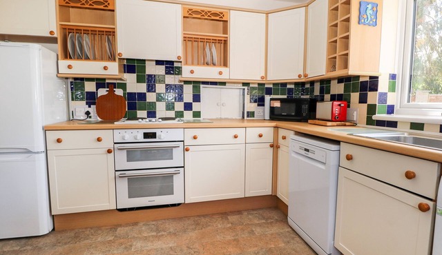 BARNGREEN, family friendly, country holiday cottage in Denmead