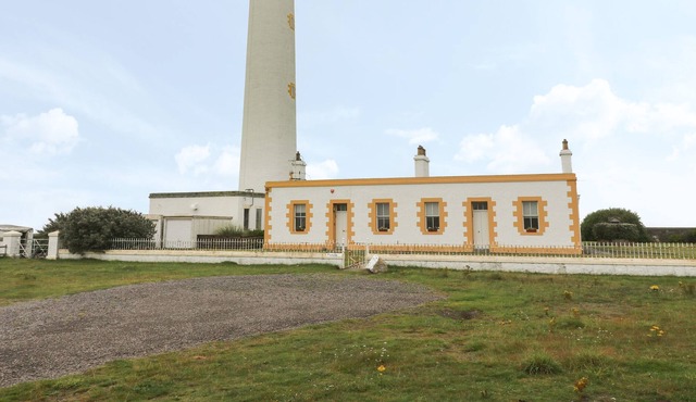 BARNS NESS LIGHTHOUSE COTTAGE, pet friendly, with a garden in Dunbar