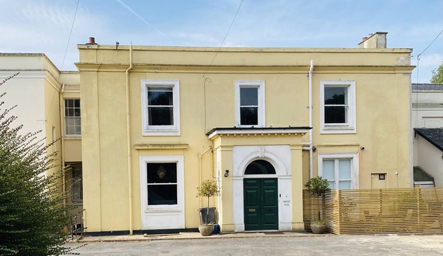 BARNSLEY HOUSE, pet friendly, luxury holiday cottage in Teignmouth