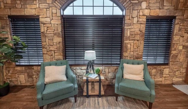 Barnwood Beauty: Sleeps up to 30 Guests!