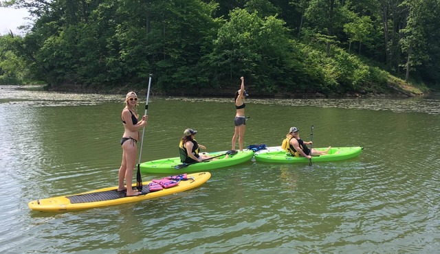 Baroque Haus, 4-bedroom Burr Oak Lake Retreat, w/Hot Tub & Sleeps 10