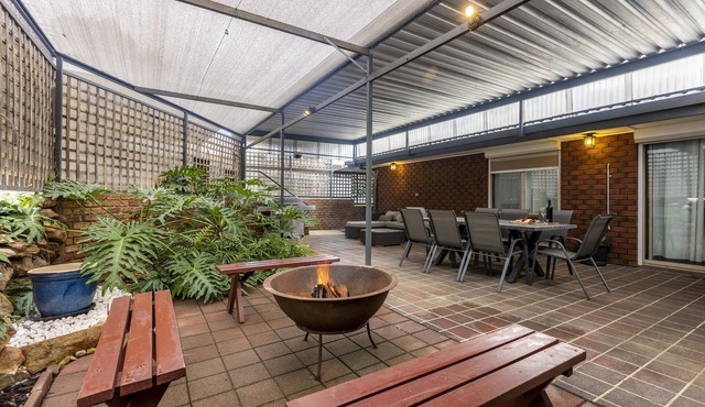 Barossa Get-a-Way/Sleeps 10 - Spa/Wifi/Foxtel - Perfect for Groups & Families