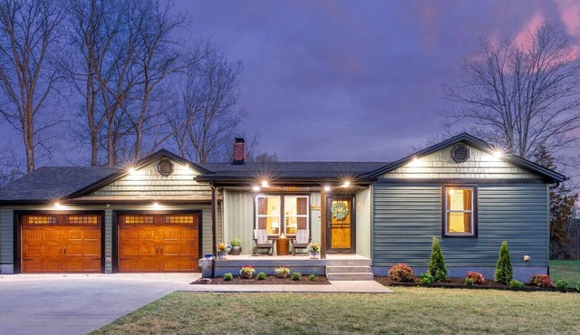 Barrel Top Bourbon House: Bourbon Trail, Pool, Hot Tub, Speakeasy, Mini-Golf!