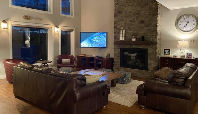 Barrett Chute Cottage and Ski Chalet - 5 mins from Calabogie Peaks