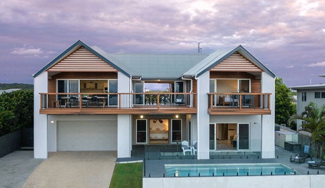 Barrier Reef Retreat - 4BR w/Pool 1 min to Beach