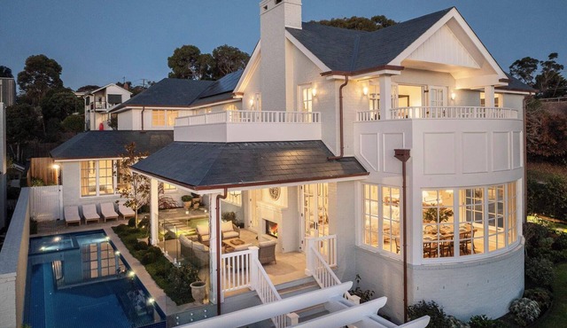 Barrington, Luxe Retreat with Pool, Spa & Ocean Views