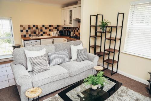 Barroon Castle Apartments - Next to East Midlands Airport with Free Parking