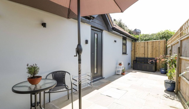BARROW LODGE, pet friendly, with a garden in Blandford Forum