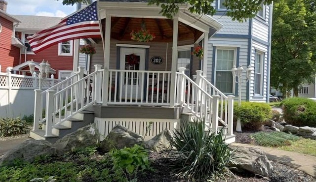 Barry Street Historical Home - The Entire Home