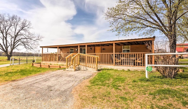 Bartlesville Cabin w/Pool, Hot Tub & Trampoline!