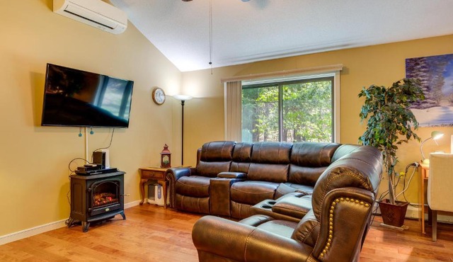 Bartlett Townhome with Balcony 1 Mi to Ski Resort!