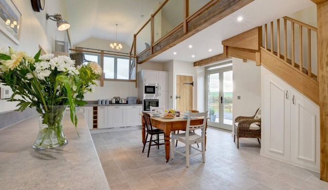 Barton Barn - Two Bedroom House, Sleeps 4