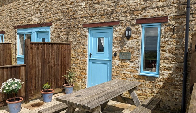BARTON COTTAGE, pet friendly, character holiday cottage in Bridport