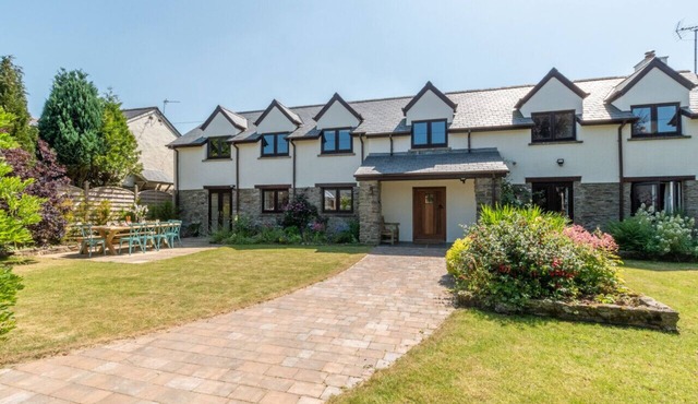 Barton Farm - Four Bedroom House, Sleeps 8