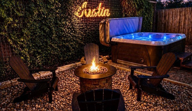 Barton Hills Hideaway + Hot Tub - Magdalena 2!