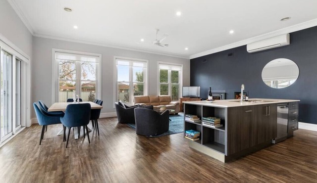 'Barton House' - Ideal Location, Stroll to CBD