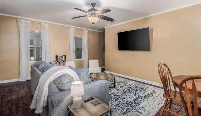 Bartow Oaks Oasis - Close to Downtown - Sleeps 7!