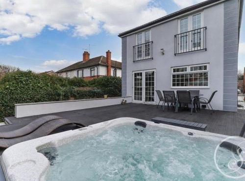 Barwick Retreat Luxury 4 Bed Detached Home Hot Tub Garden Bar