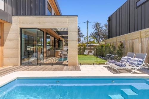 Barwon Heads Pool Retreat Brand New with Heated Pool 5 bedroom 3bath Lift Sleeps 10 Aircon Heating Fireplace Garage