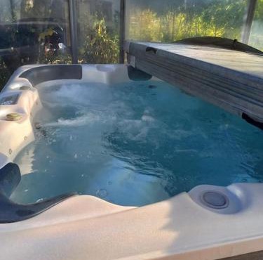 Bas de villa, 2 terrasses, piscine, SPA, sauna.