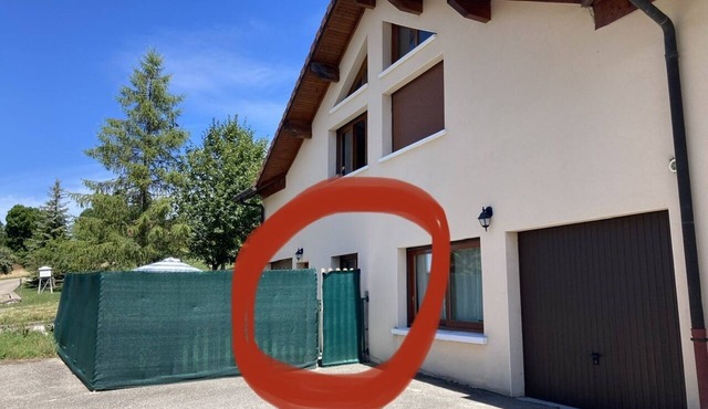 Bas-Jura apartment in Giron