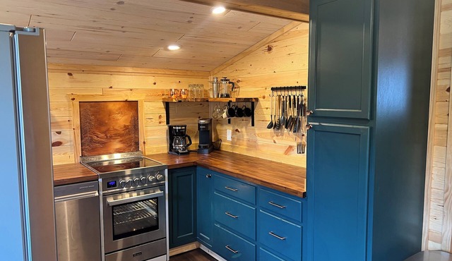 Base Camp - Cozy 2-bed with ORV trail access. Fully fenced-in and dog-friendly
