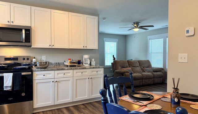 Base Camp! Gateway to Southport, 35. min from ILM. Pets Ok, 25 min from Beach