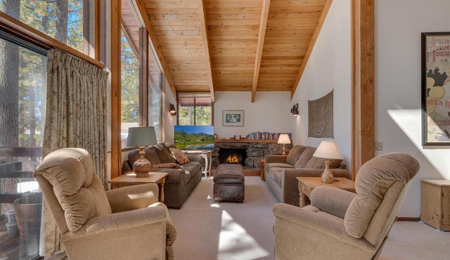 Base Camp- Hot Tub, Large Deck, Wood Fireplace, Short Drive to Ski Resorts!