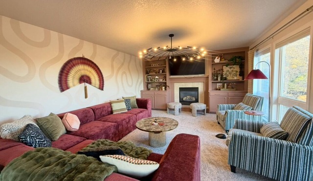 Base Camp – Modern Cozy Retreat with Sauna, Hot Tub & Fun for Families in WDM