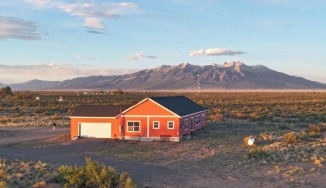 Base Camp Ranch House. One-of-a-kind 3 bedroom, 4 bath house. Inside Alamosa's #1 Campground