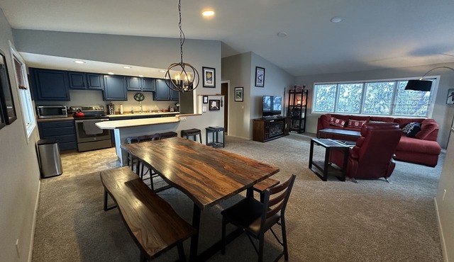 Base of Alyeska, walk to attractions, beautiful vacation home, private sauna!
