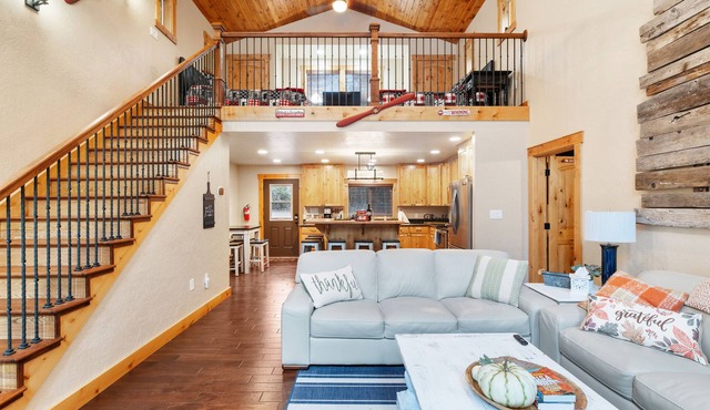 Base of Lassen National Park Secluded 1 BR + LOFT, 2 BATH HOME. sleeps up to 7