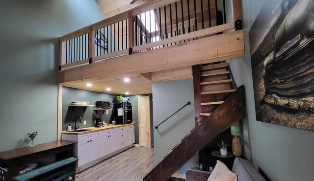 BaseCamp: cozy loft in Davis, sleeps 3, 15 min from slopes