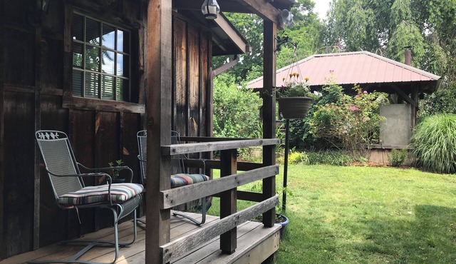 "Basecamp".Cozy, studio apt. Private, quiet community. Near SNP and JMU.