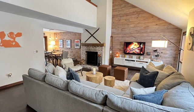 Basecamp Mount Snow + Modern & Perfect for 2 families + 5 min. to ski mountain!