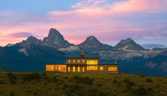 Basecamp Stays: Lux Retreat, Epic Views, & Hot Tub
