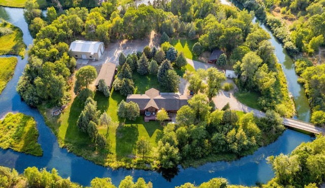 Basecamp Stays: Private Island, Fire Pit, Arcade!