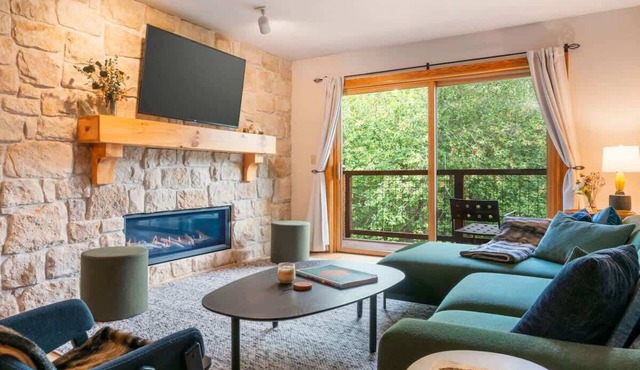 Basecamp Stays: Tranquil Retreat, Hot Tub, Shuttle