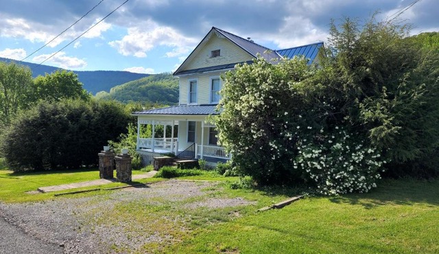 BaseCampWV-Durbin. Spacious 4 bedroom house w/yard
