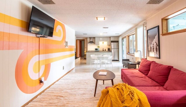 Basement Apartment w/Hot Tub & Bombshelter!