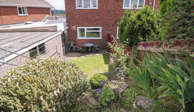 BASFORD VIEW, family friendly, with a garden in Cheddleton