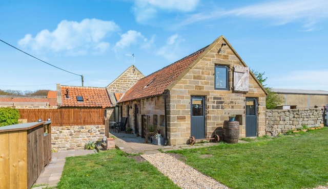 BASIL'S BARN, character holiday cottage, with open fire in Grosmont