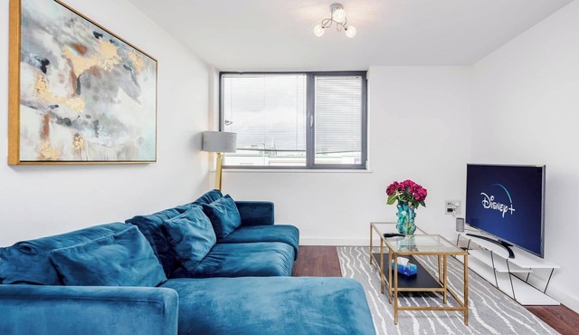 Basildon - 2-Bed - Sleeps 5 - Near Train Station