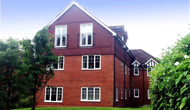 Basingstoke Apartments - St Raphael House, City Centre Charming Apartments