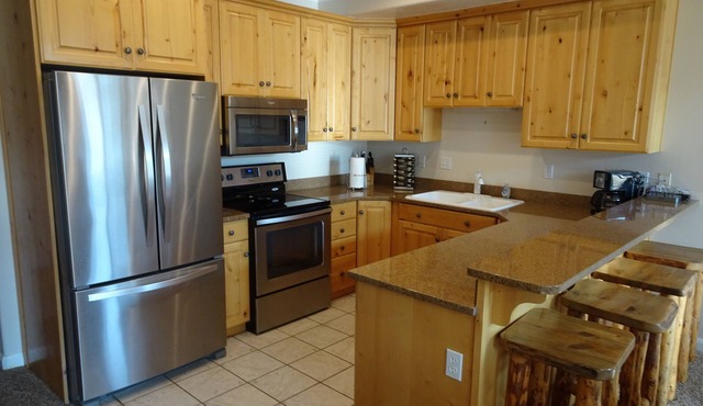 Basinview Lakeside Mountain Escape - All Season Getaway!