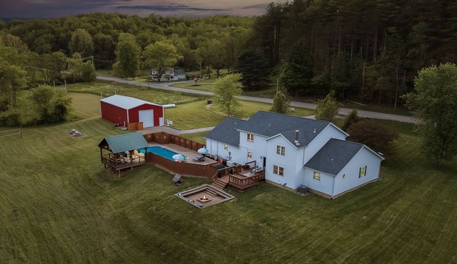 Basketball-GameBarn-SunkenFirepit-Karaoke-HeatedPool-Sauna-Pickleball